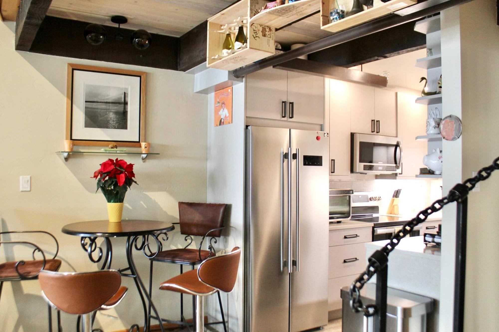 Modern Cabin-style Loft In On Shuttle Route Apartment *