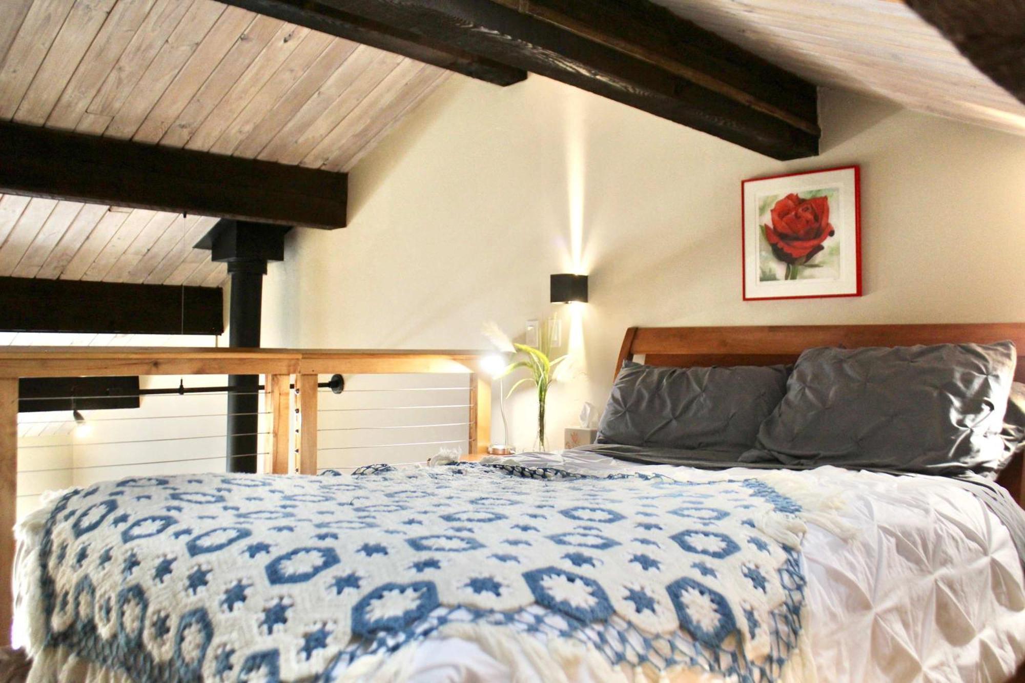 Modern Cabin-style Loft In On Shuttle Route Apartment